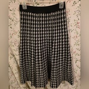 Stylish Black and White Houndstooth Skirt
